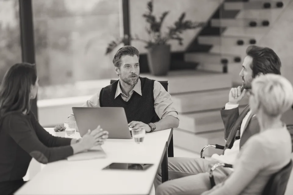 Equipo de trabajo reunido con sus laptops