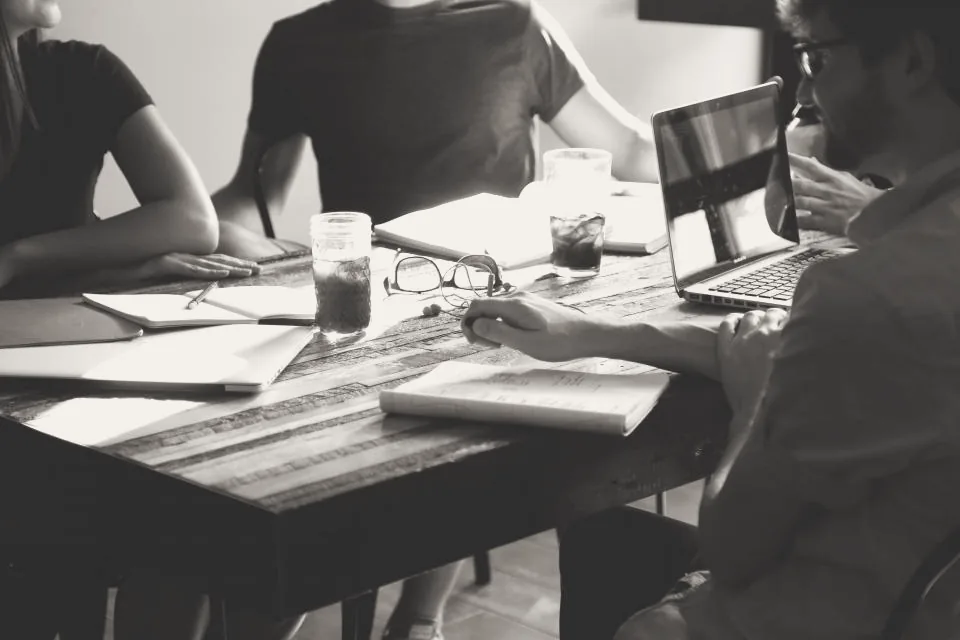 Equipo reunido alrededor de una mesa de trabajo